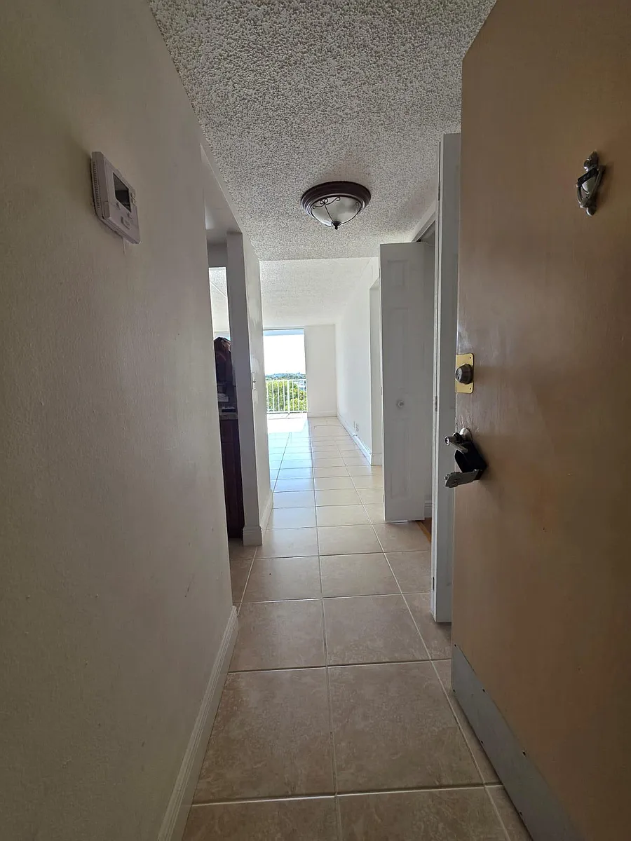 Building Photo - 470 Executive Center Dr #5M