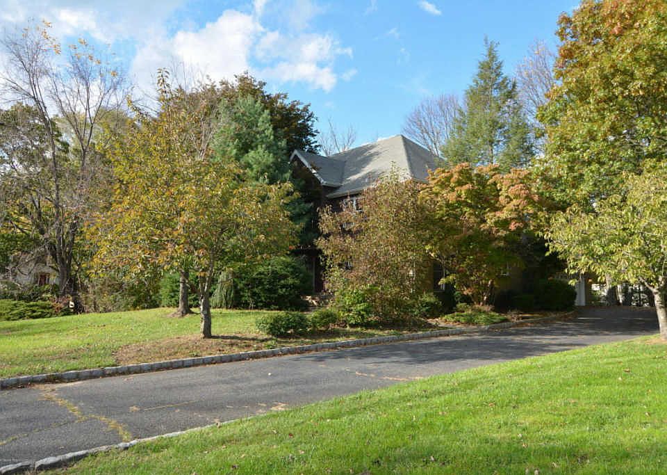 1st image of 61 Wilzette Dr