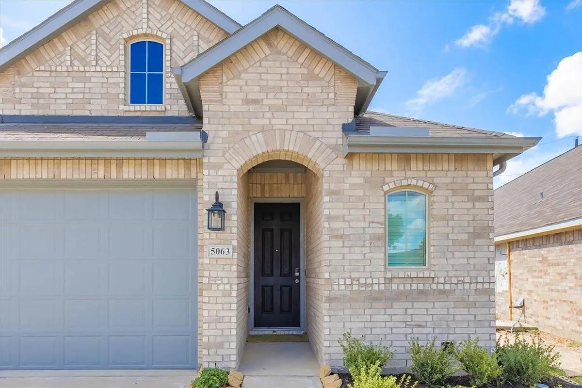 3 bed, 2.5 bath, 1936 sqft, $2,300 — Photo 3
