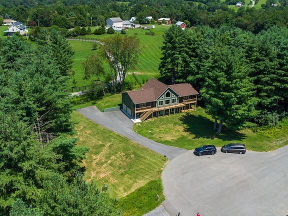 2nd image of 118 Evergreen Ct