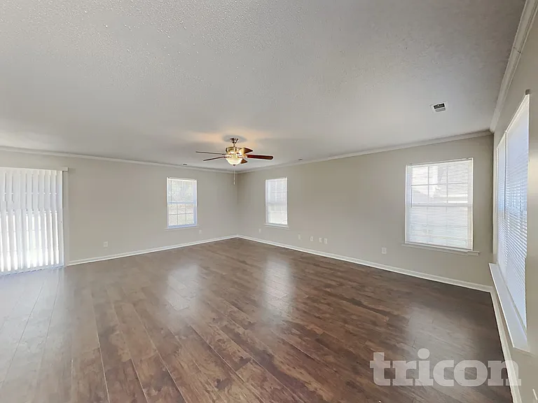 223 Pebblestone Dr — Photo 2