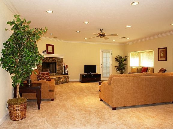 Huge living with fireplace 