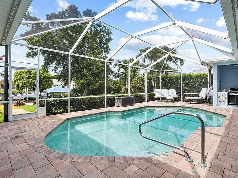 512 SW South Carolina Dr — Photo 3