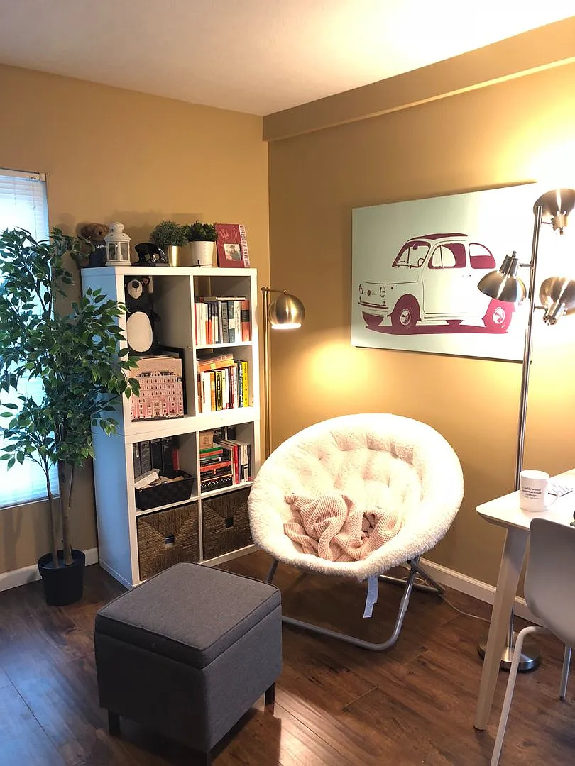 Beautiful 1 Bedroom Apartment Near Downtown Bloomington! — Photo 2