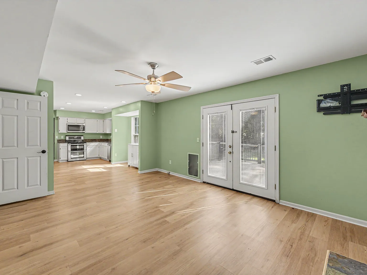 3 bed, 2.5 bath, 1934 sqft, $2,500 — Photo 4