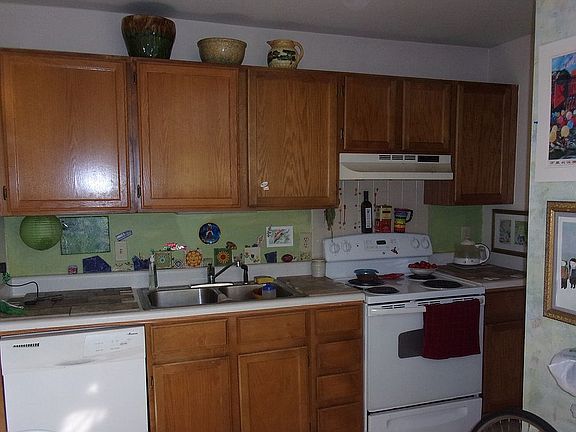 Kitchen: cheerful, efficient