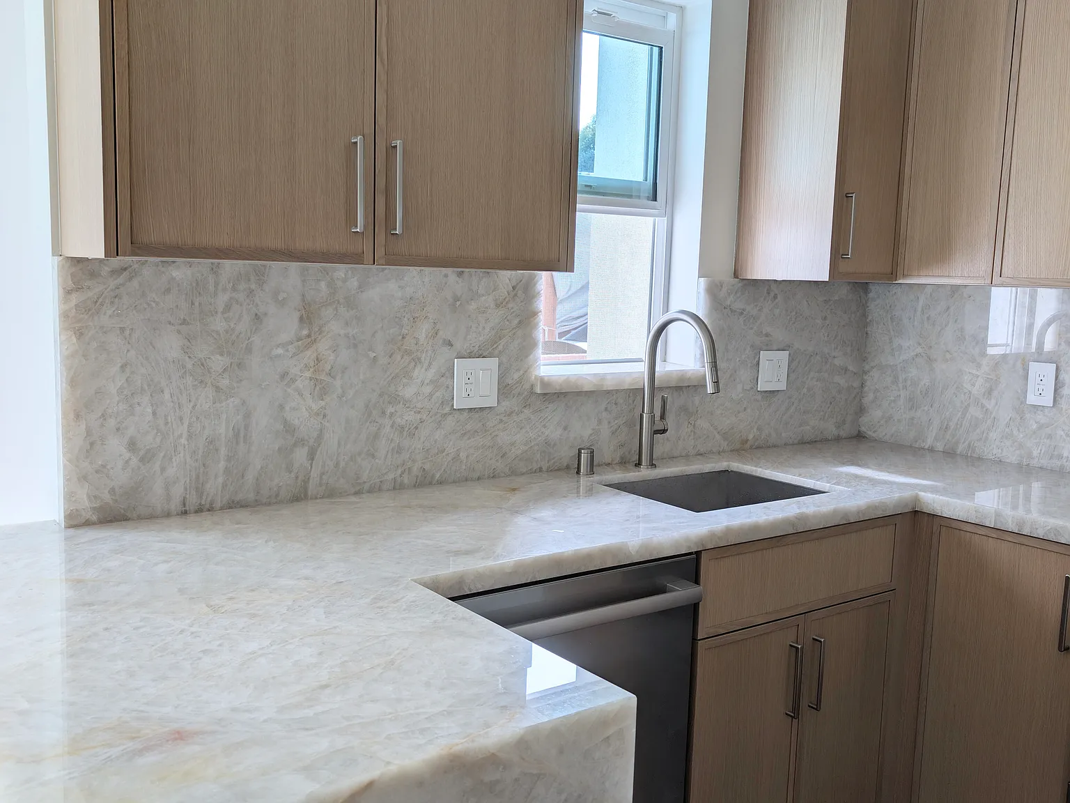 3 bed, 1200 sqft, $3,995 — Photo 3