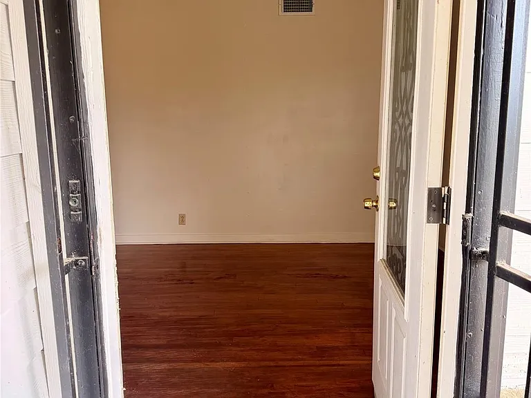 6211 Schevers St — Photo 4