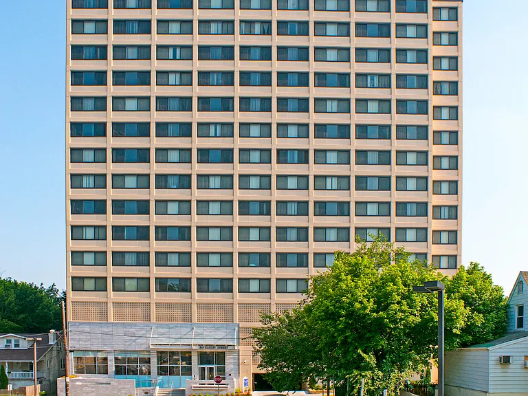 Silver Spring Towers — Photo 12