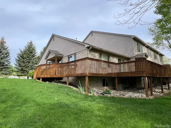 1055 Old Leake Ct, Holly, MI 48442