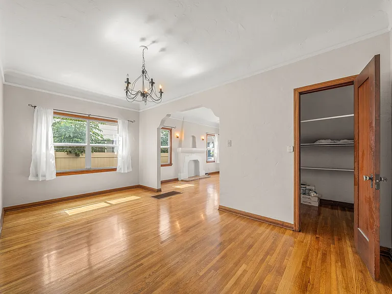 1136 Bennett Ave — Photo 19