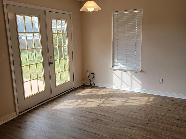 1701 Woodbridge Cir E — Photo 6