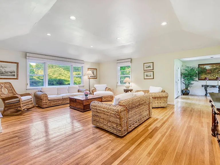 33 Apaquogue Rd — Photo 3