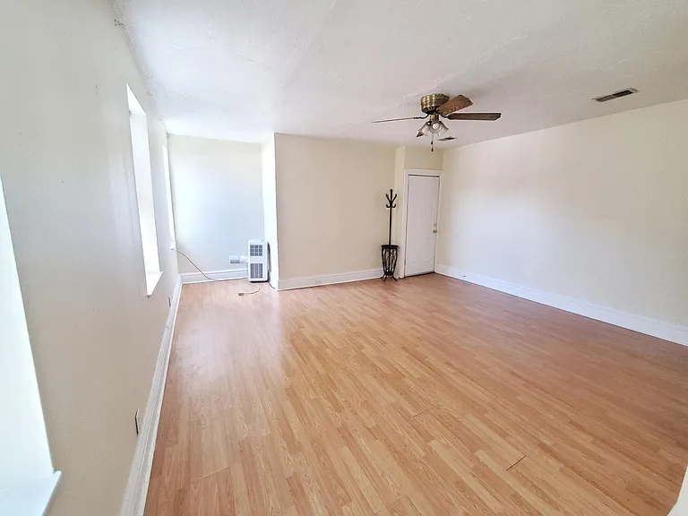 1123 Mary Ann St #3R — Photo 1