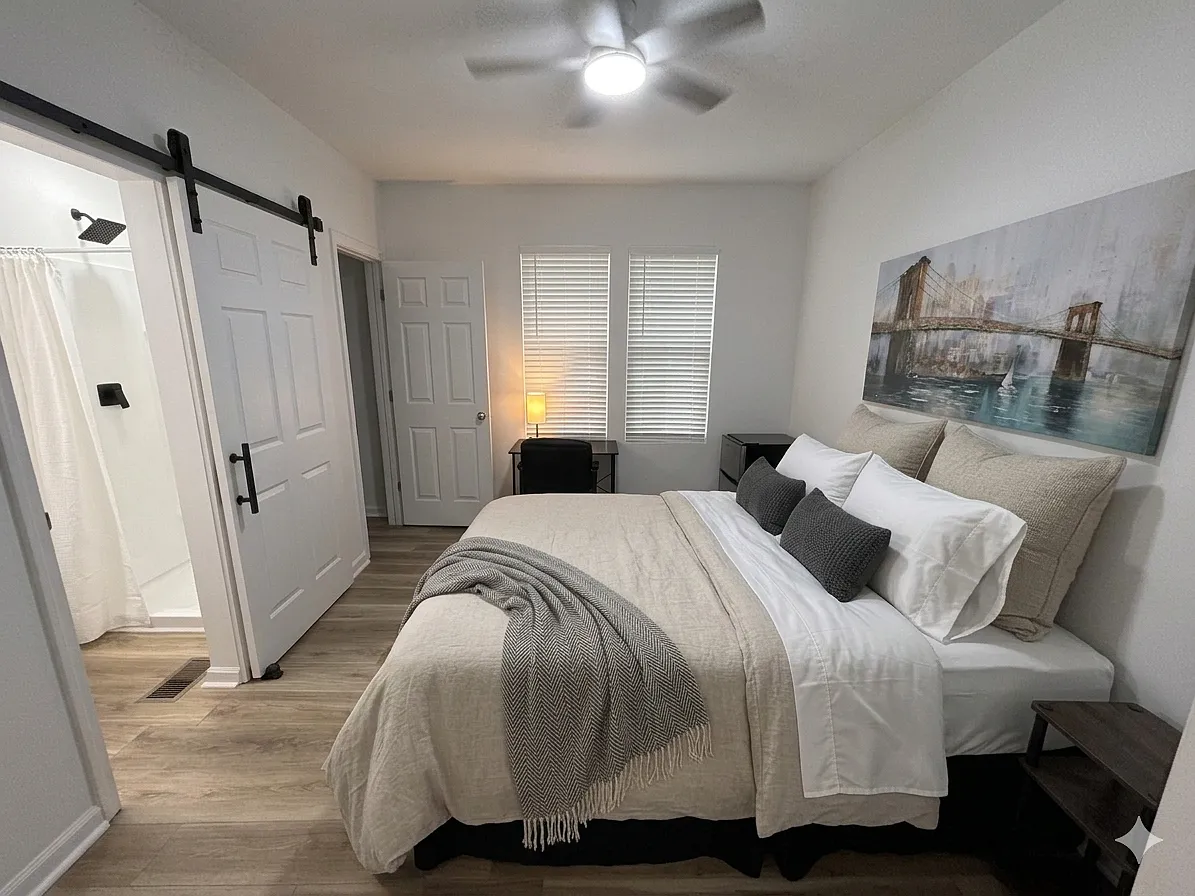 8 bed, 2400 sqft, $1,083 — Photo 3