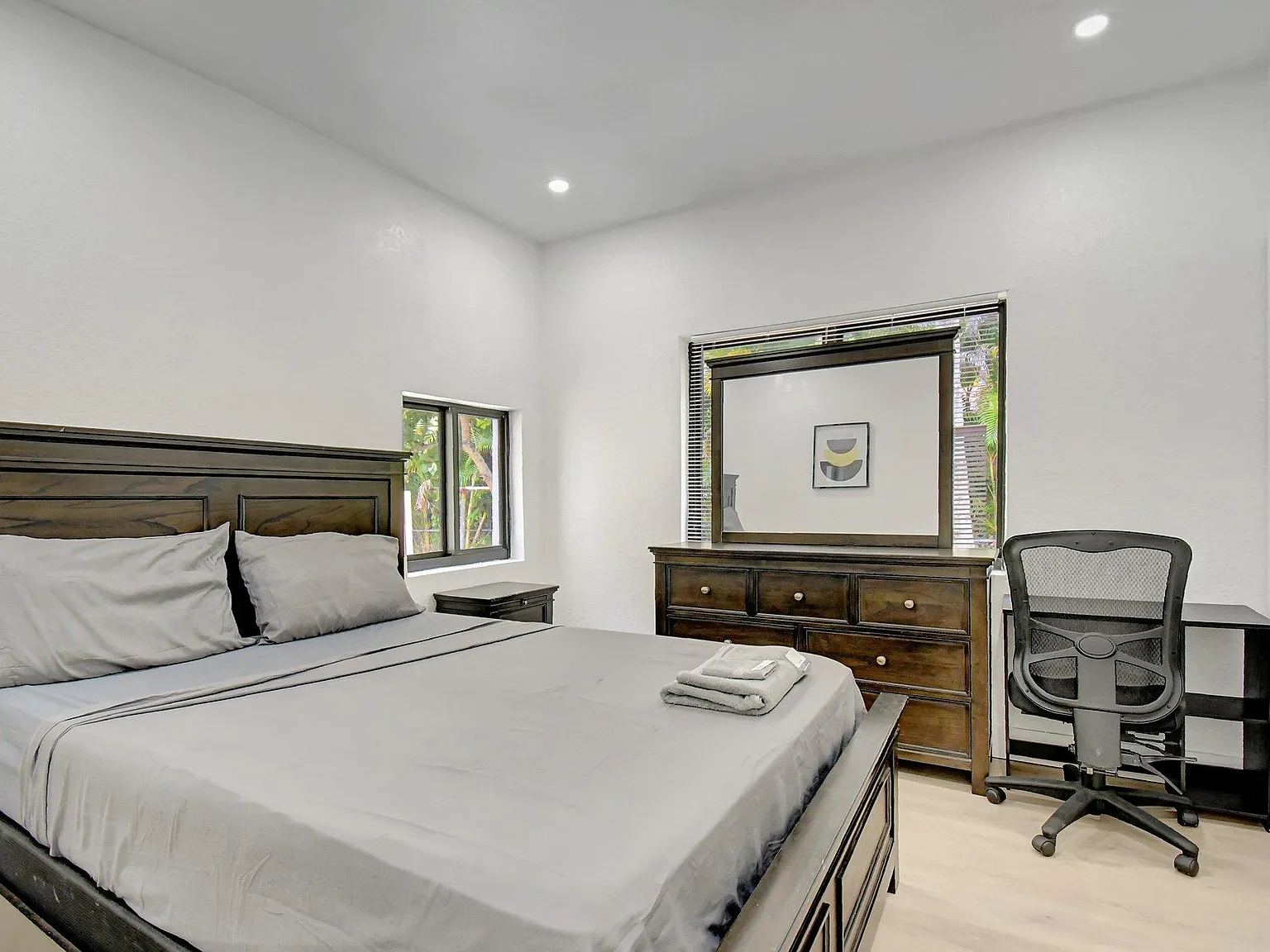 4 bed, 2.0 bath, 1400 sqft, $1,222 — Photo 2