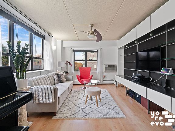 2nd image of 220 Manhattan Ave APT 4H