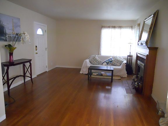 5th image of 23902 Carmelita Dr