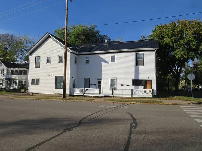 921 Main St E — Photo 7