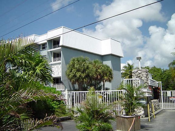 2nd image of 1901 S Roosevelt Blvd APT 305E