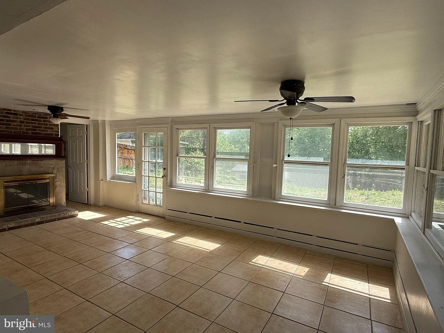 3 bed, 2.5 bath, 1196 sqft, $2,300 — Photo 3
