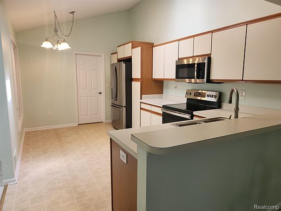 5th image of 33919 Oakwood Dr