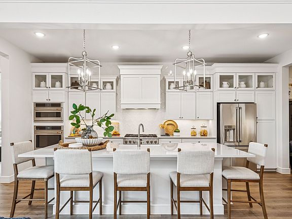 Kitchen with vast island pendant lights