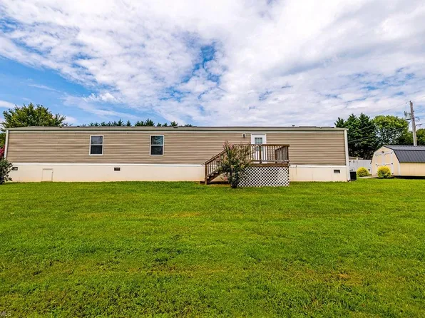 1095 Willow Creek Dr, Pinnacle, NC 27043