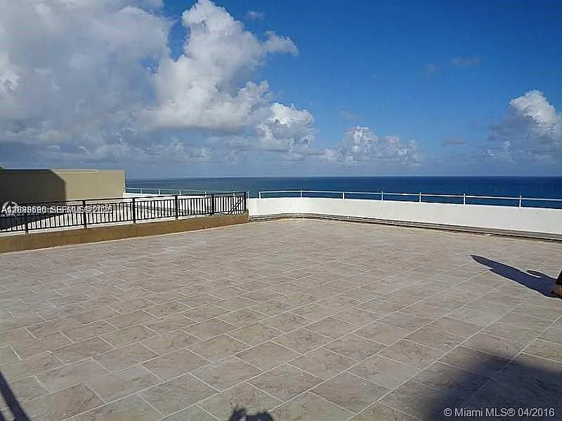 Oceanside Plaza Condo — Photo 3