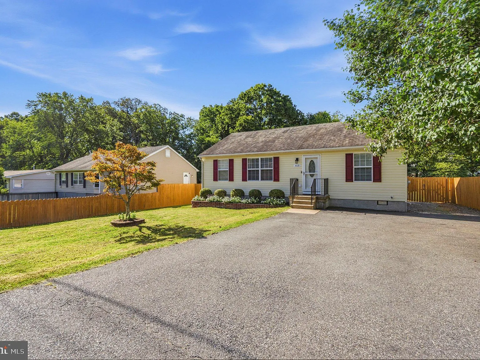 3 bed, 2.0 bath, 1120 sqft, $2,200 — Photo 3