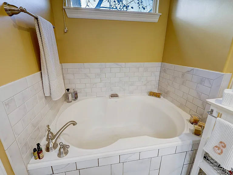 319 W 10th St #A — Photo 12
