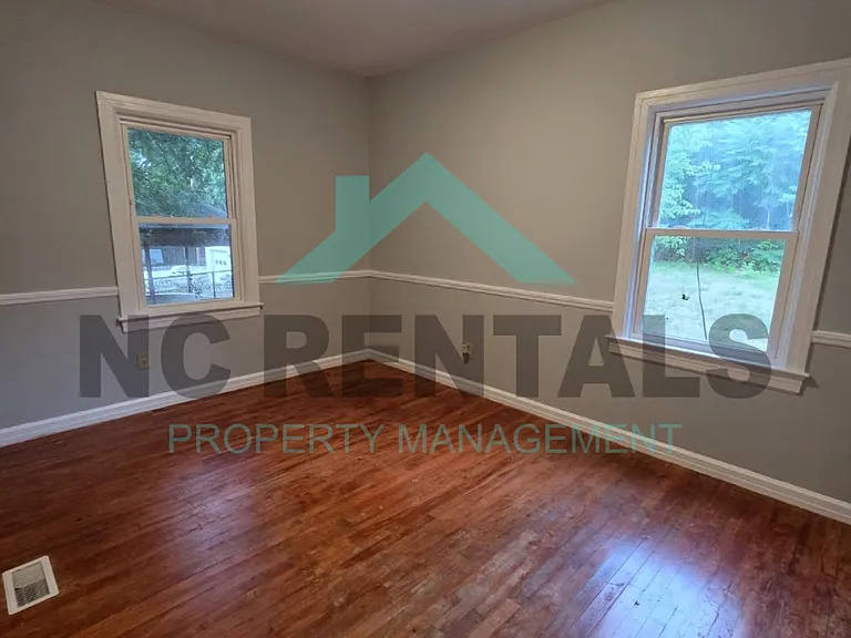 1410 Maple St — Photo 9