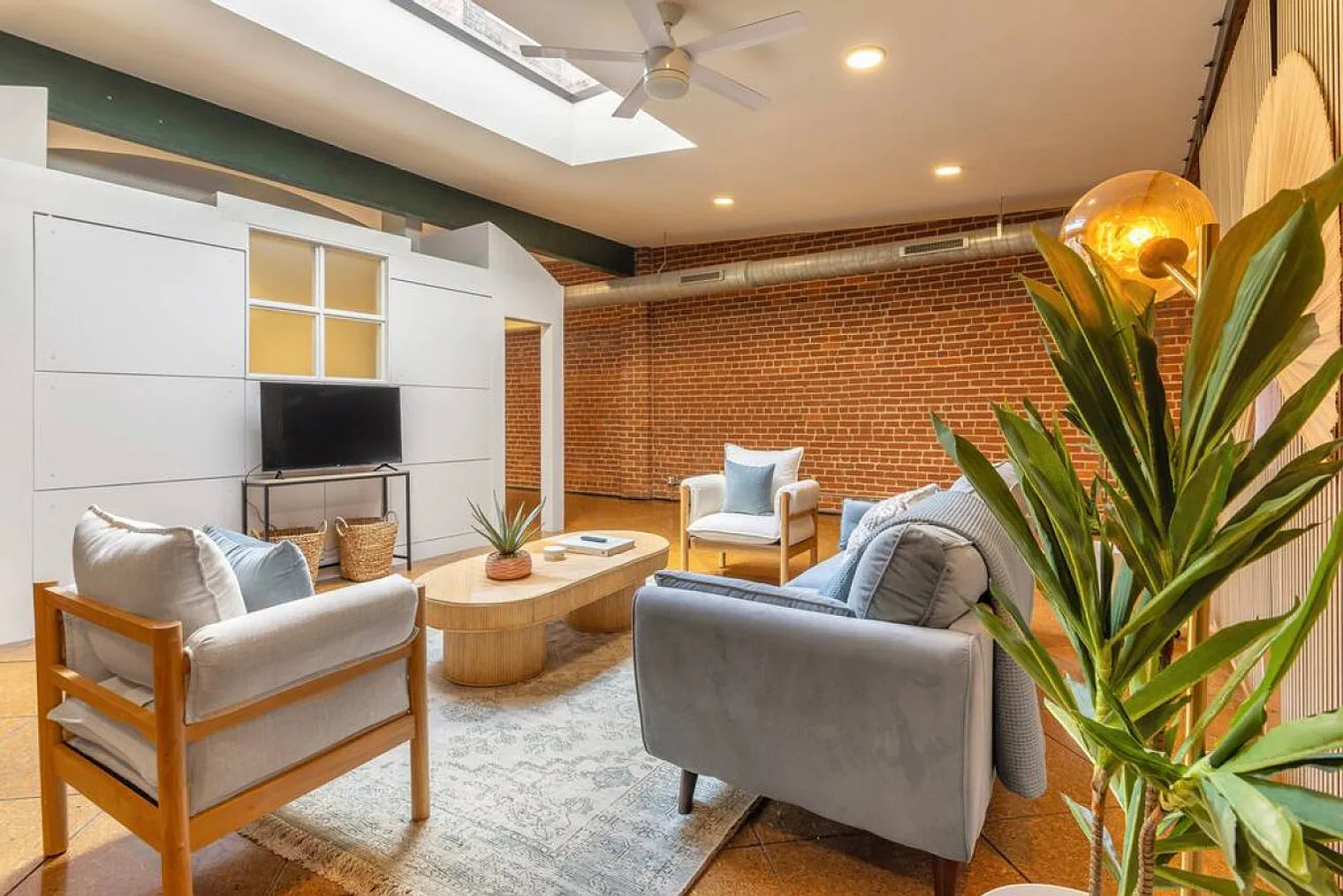 3 bed, 1.0 bath, 1291 sqft, $3,662 — Photo 4