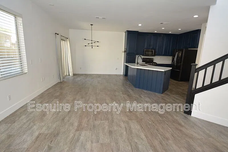4 bed, 2.5 bath, 1739 sqft, $3,695 — Photo 4
