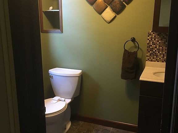5th image of 122 Elmwood Dr