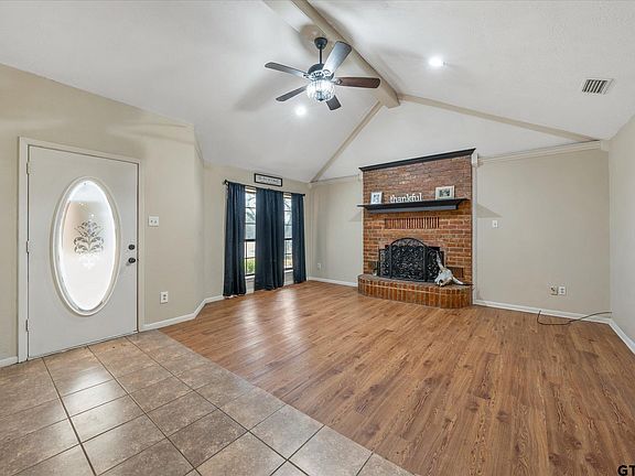 3rd image of 226 Colonial Cir