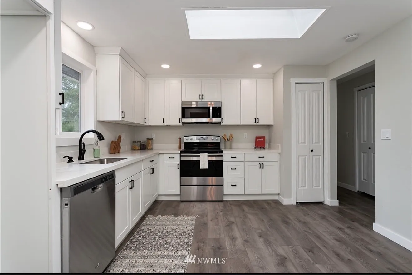 4 bed, 2400 sqft, $3,500 — Photo 3