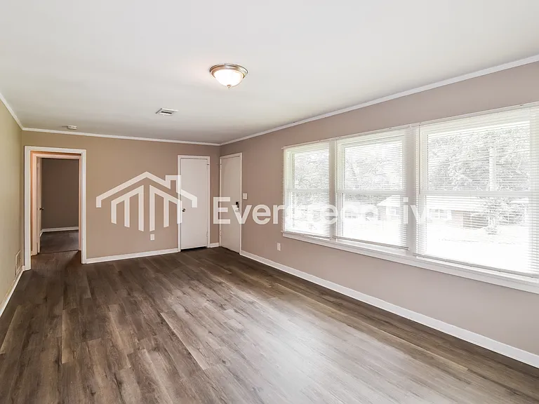 449 Forest Hills Dr — Photo 2