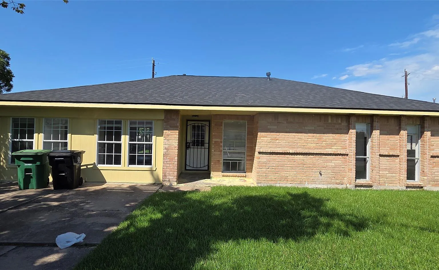 3 bed, 1.5 bath, 1043 sqft, $1,800 — Photo 2