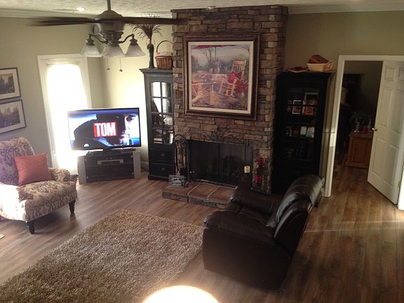 Family room w/gas fireplace