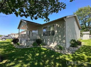 32 Kenneally Blvd, Gladstone, MI 49837