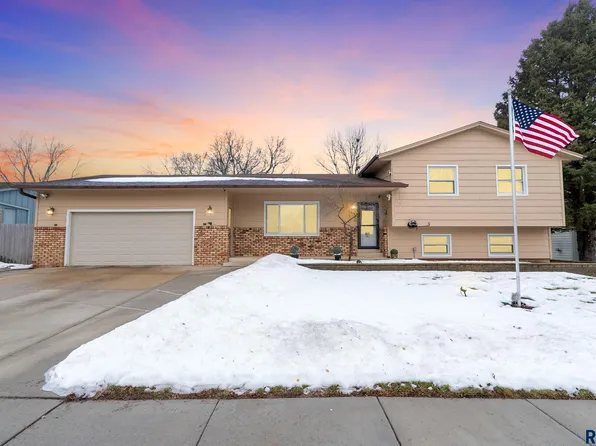 205 S Oak Ridge Rd, Brandon, SD 57005