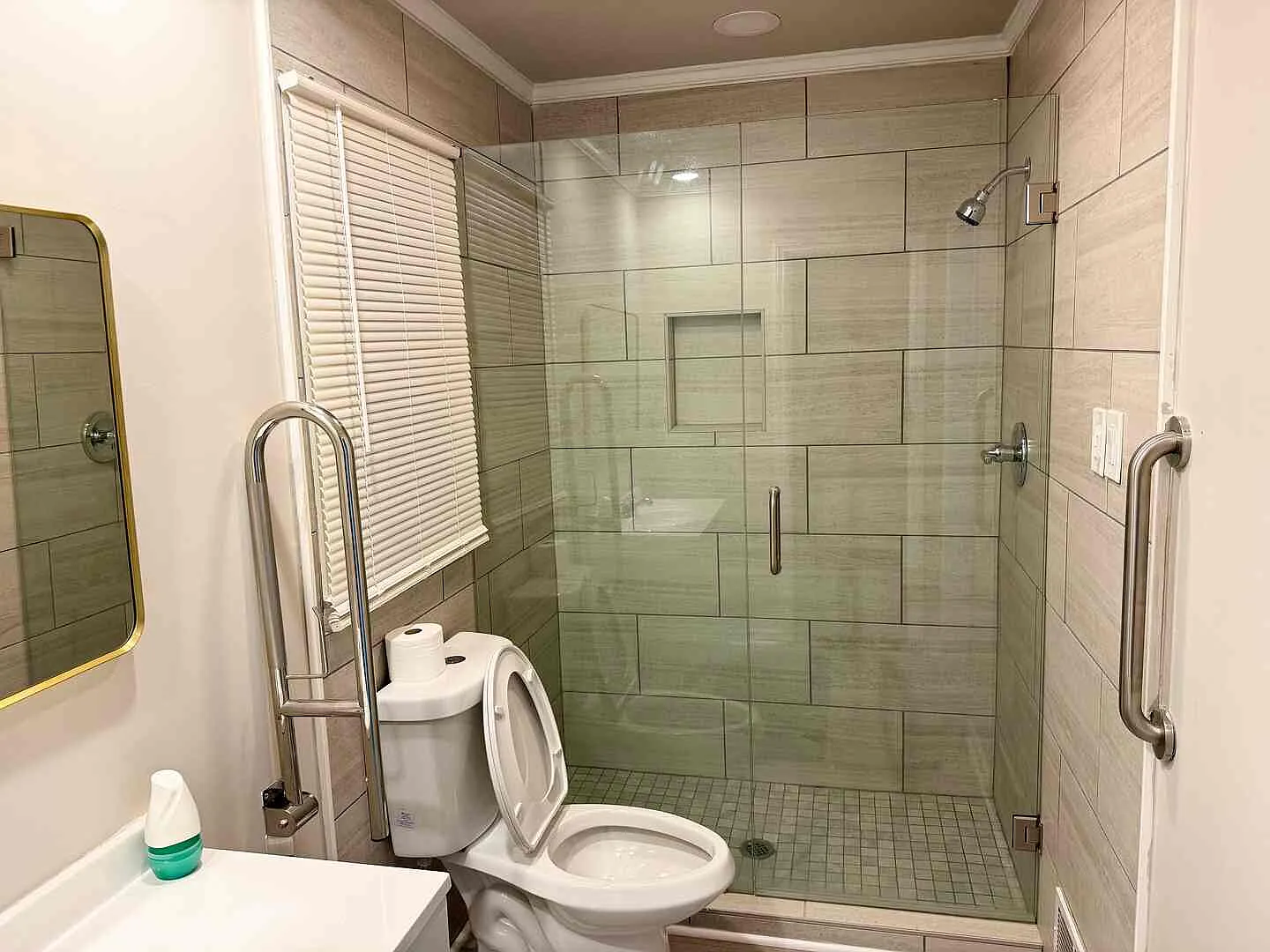 5 bed, 2424 sqft, $2,800 — Photo 4
