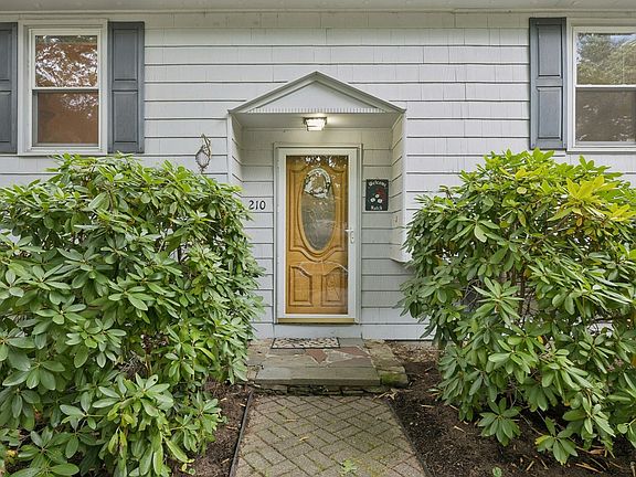 2nd image of 210 Chamberlain St