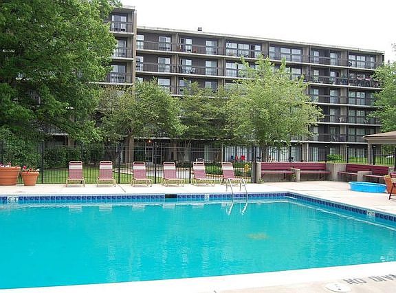 2nd image of 128 N Arbor Trl