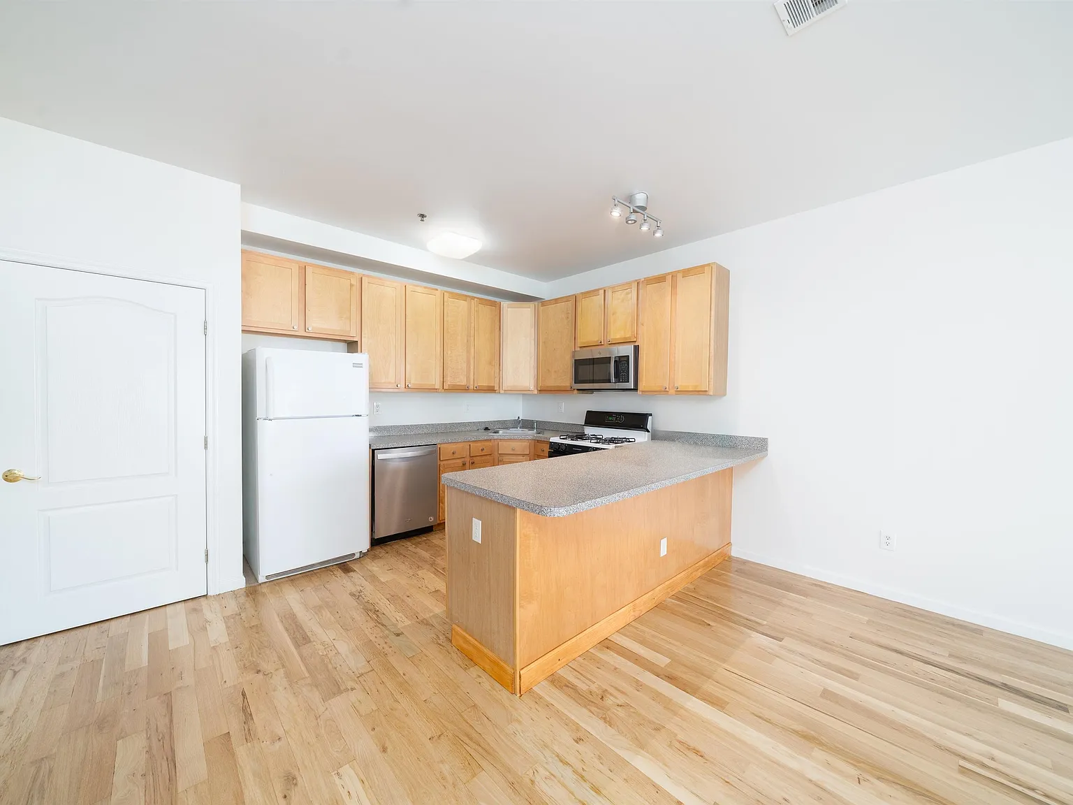 2 bed, 2.0 bath, 1162 sqft, $4,500 — Photo 3