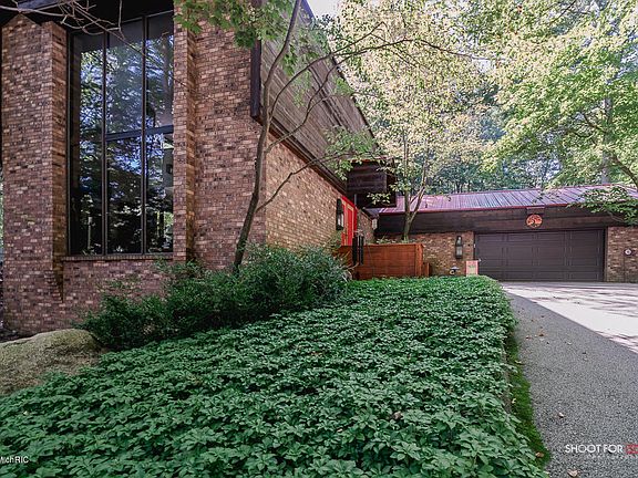 3rd image of 300 Woodside Dr