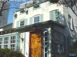 1531 River Rd, Edgewater, NJ 07020