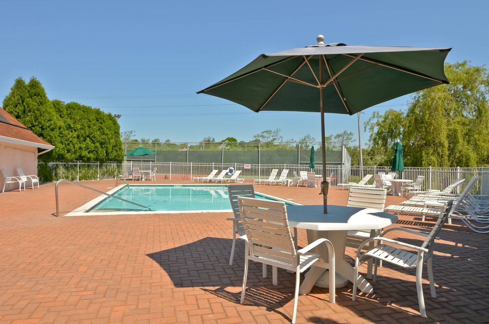  Nice pool area
