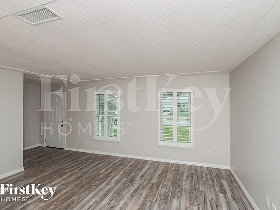 3rd image of 525 Sacre Coeur Dr